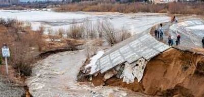 В Томске из-за паводка частично обрушился земляной вал рядом с мостом через Томь